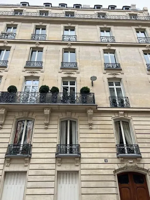 Votre Pied-A-Terre En Plein Paris Apartment